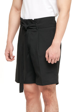 BLACK SHORT PANTS WITH PLEATS AND BELT