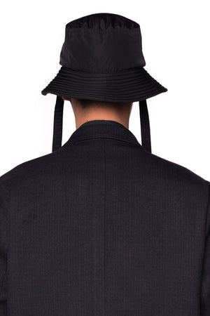 BLACK BUCKET HAT